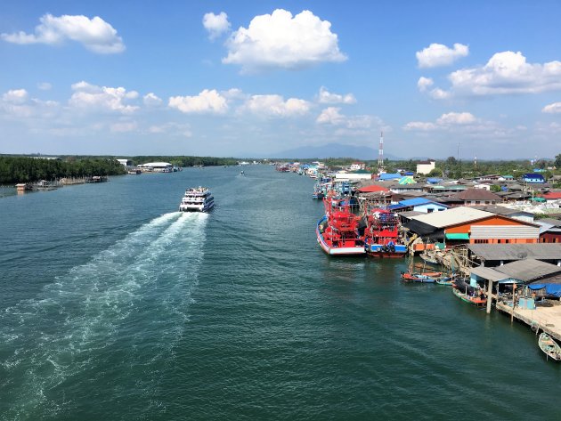 De veerboot loopt binnen.