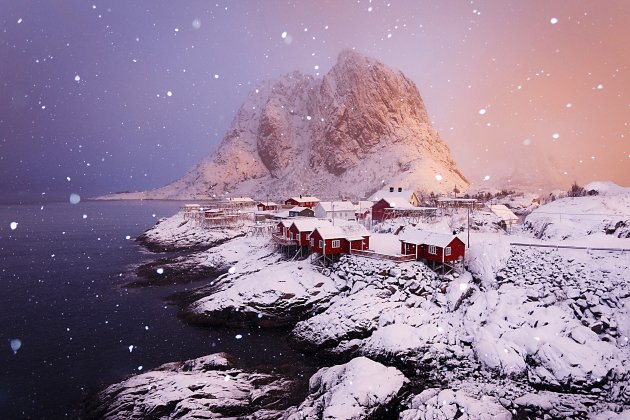 Sneeuwbui bij zonsopkomst op de Lofoten