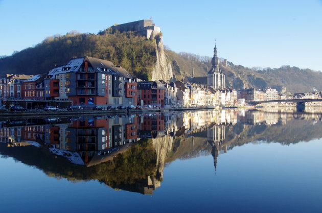 Winters Dinant in spiegelbeeld