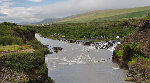 Hraunfossar, watervalletjes komen vanuit het lavaveld