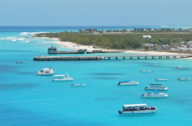 Azuurblauw water op het eiland Grand Turk