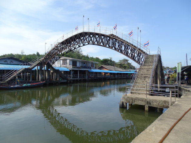 Voetgangersbrug over de haven.