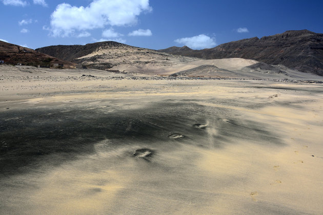 Zwart wit strand van Salamansa