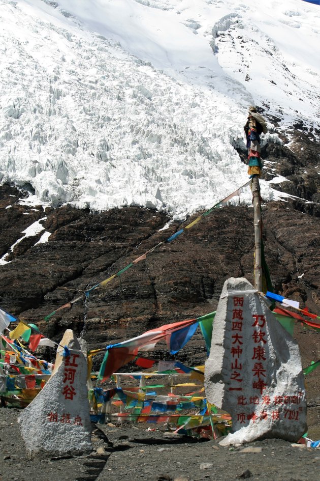 aan de voet van de Karo La Glacier