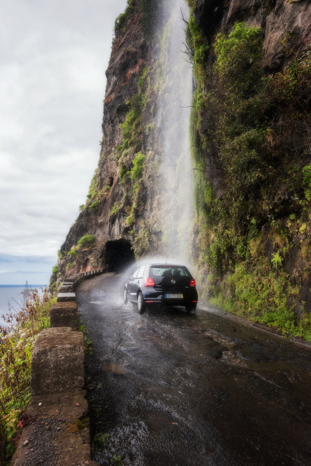 Waterval op weg bij Porto Moniz