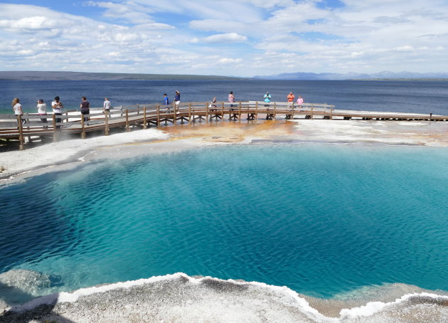 Yellowstone lake met West Thumb Geyser