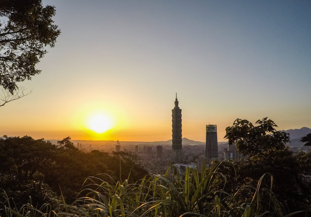 Zonsondergang met uitzicht op de 101 Tower in Tapei, Taiwan. 