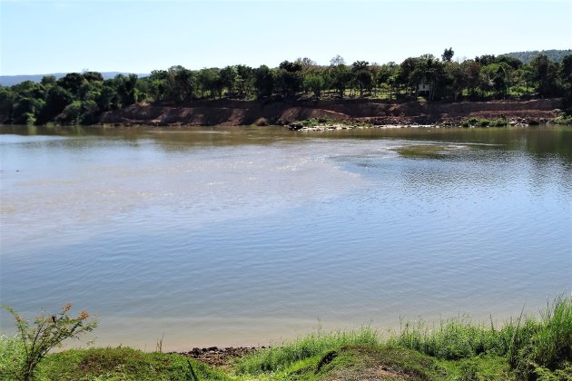 Twee kleuren rivier.