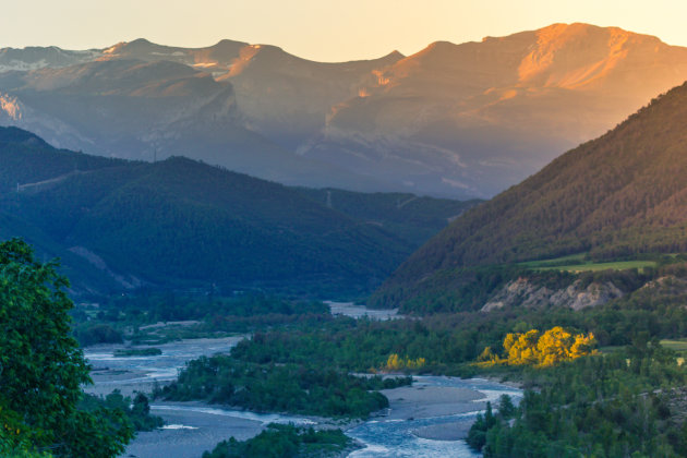 De Pyreneeën met de laatste zonnestralen