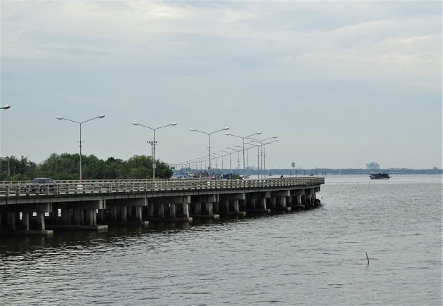 Rondweg over het water.