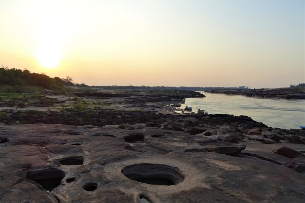 Zonsondergang boven de Mekong.