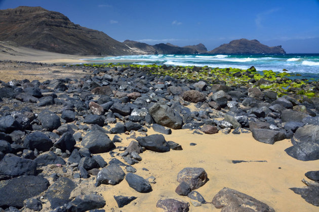 Lavastenen en zeewier langs de baai van Salamansa