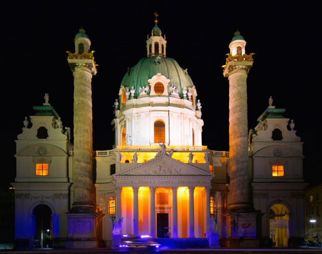 Ambulance raast de Karlskirche voorbij 