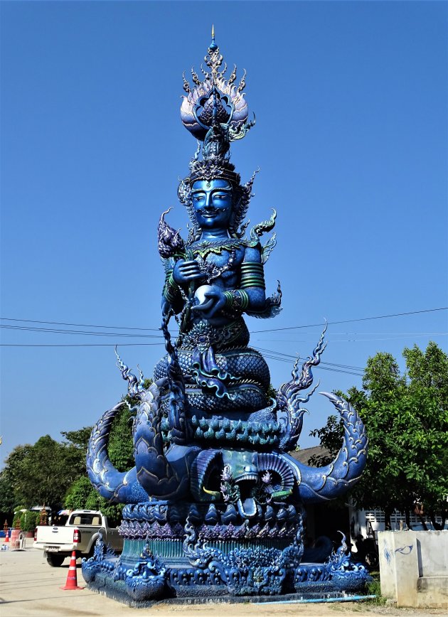 Beeld bij de Blauwe Tempel.