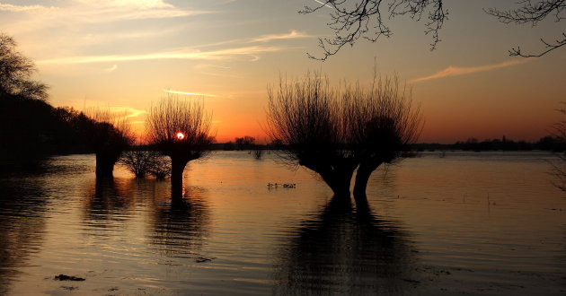 Hoogwater en zonsondergang