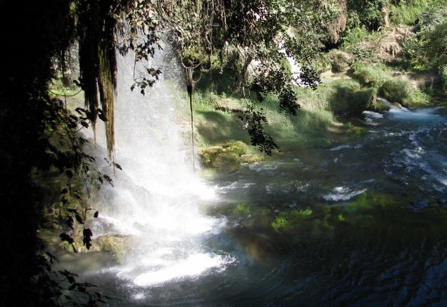 Achter de waterval