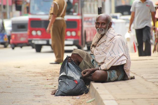 Sri lankaanse man op stoep