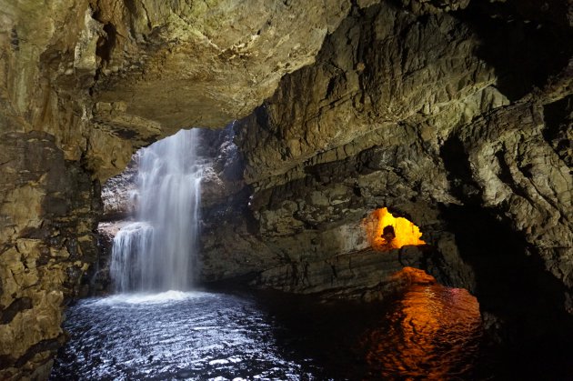 Verschuilen als een viking in Smoo Cave